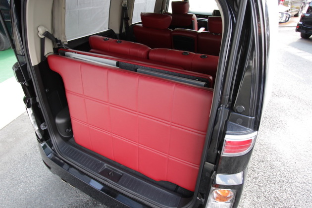 日産エルグランドで車中泊用のベッドをフルオーダー製作｜トランポ