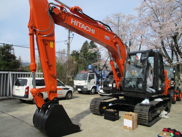 ZX135US-6にチルトローテーターX18(グリッパー付)木材グラップルを