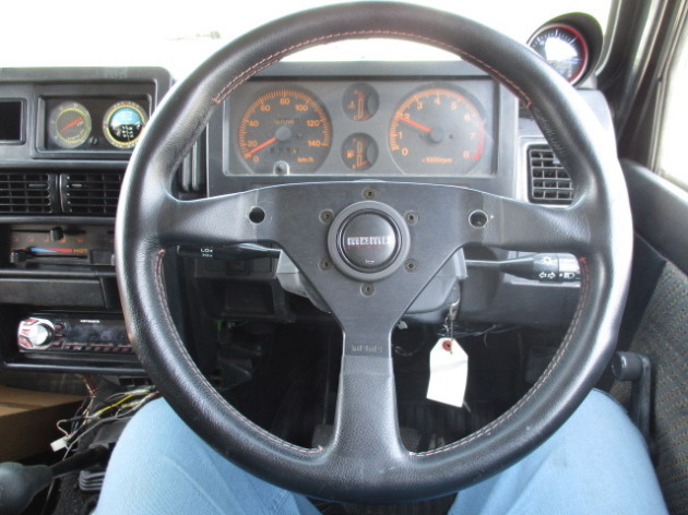 JA11ジムニーにブースト計と中古MOMOステアリングを取り付け。｜交通