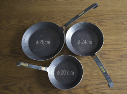 turk（ターク）【鉄製クラシックフライパン24cm】｜DAIDOKO