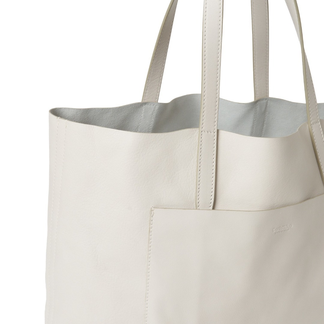 薄く軽いレザー、ムースライトのトートバッグ2選｜ダニエル アンド