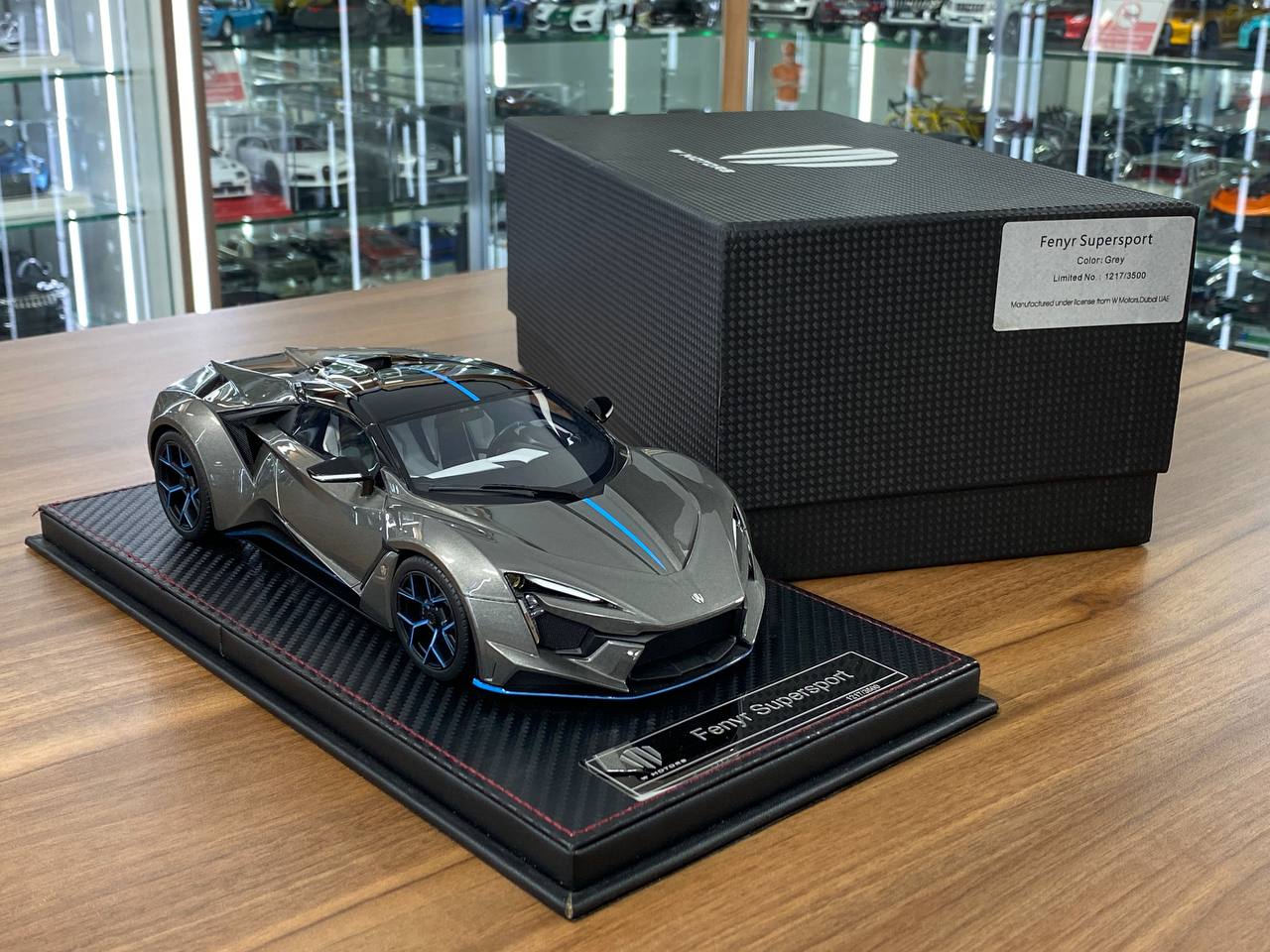 激レアW Motors フェニアスーパースポーツ 1/18 激レアW Motors