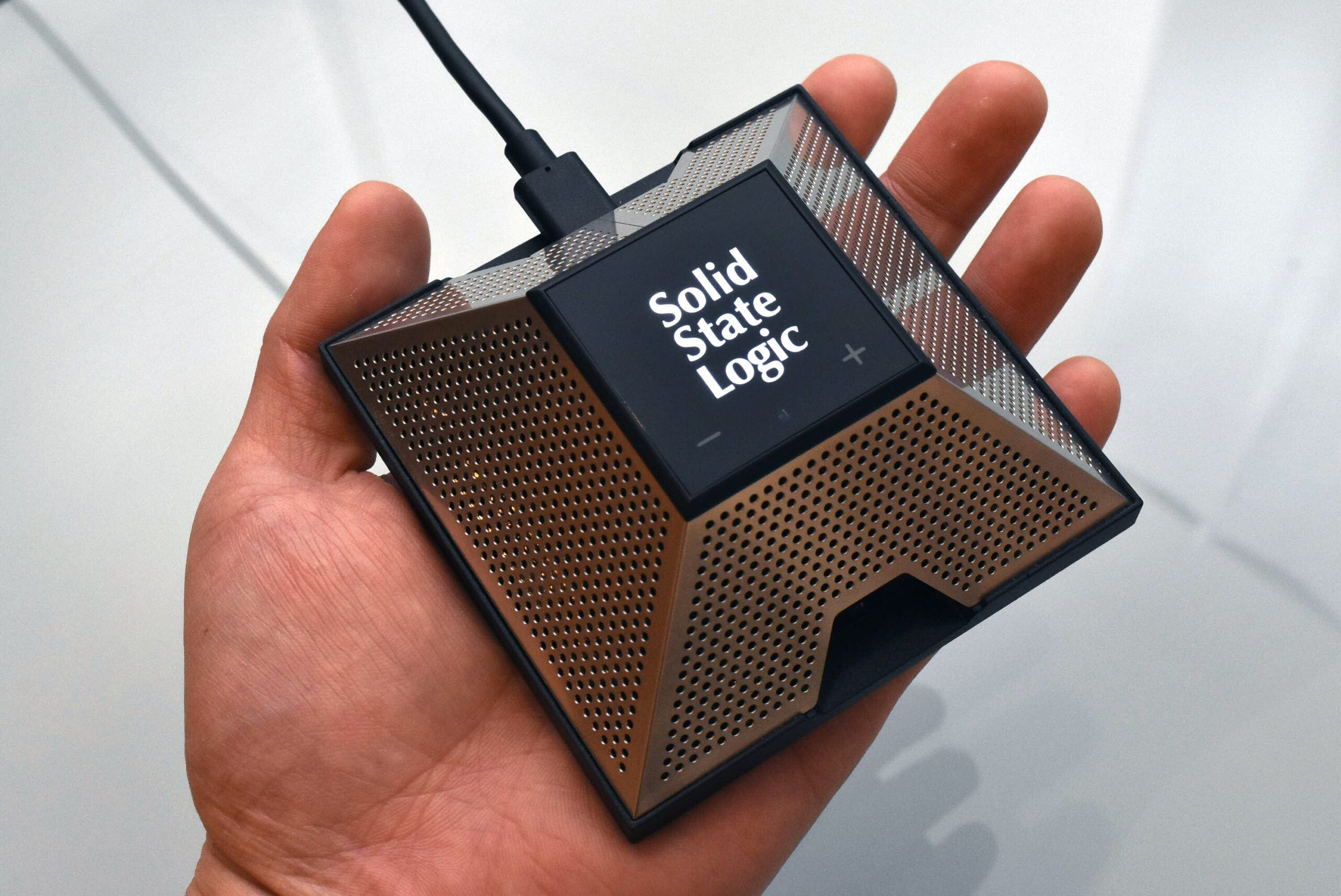 簡単セッティングなのに、SSLのサウンドクオリティを誇るピラミッド型