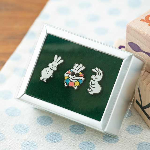 バムとケロ おじぎちゃんピンバッヂ | 絵本ナビ | グッズ・通販