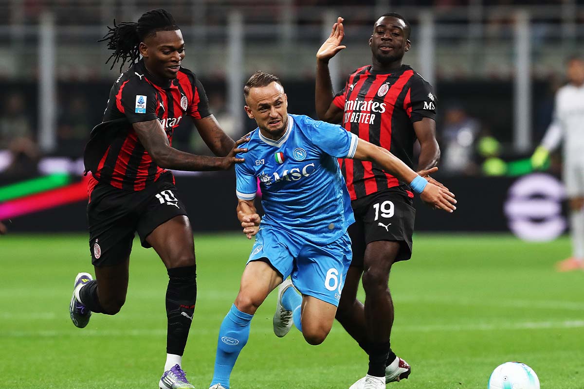 1人に対して7人で対応！？ ナポリ、ACミランFWのカウンターへの守備