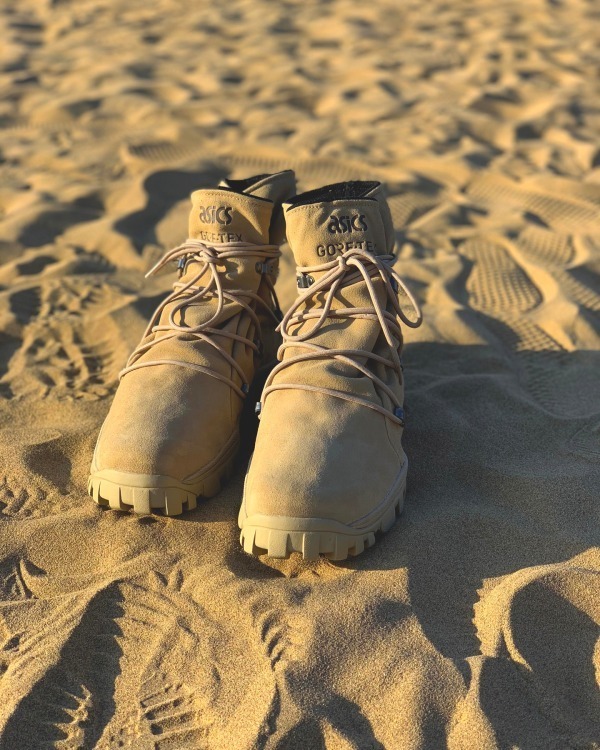 アシックスタイガー×ノンネイティブのコラボシューズ、スエードレザー