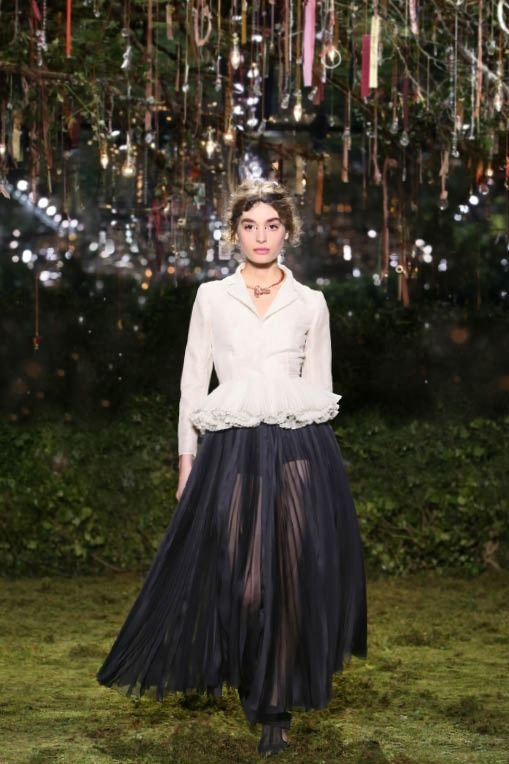 ディオール「バー」ジャケットの歴史、ニュールック誕生から最新作まで