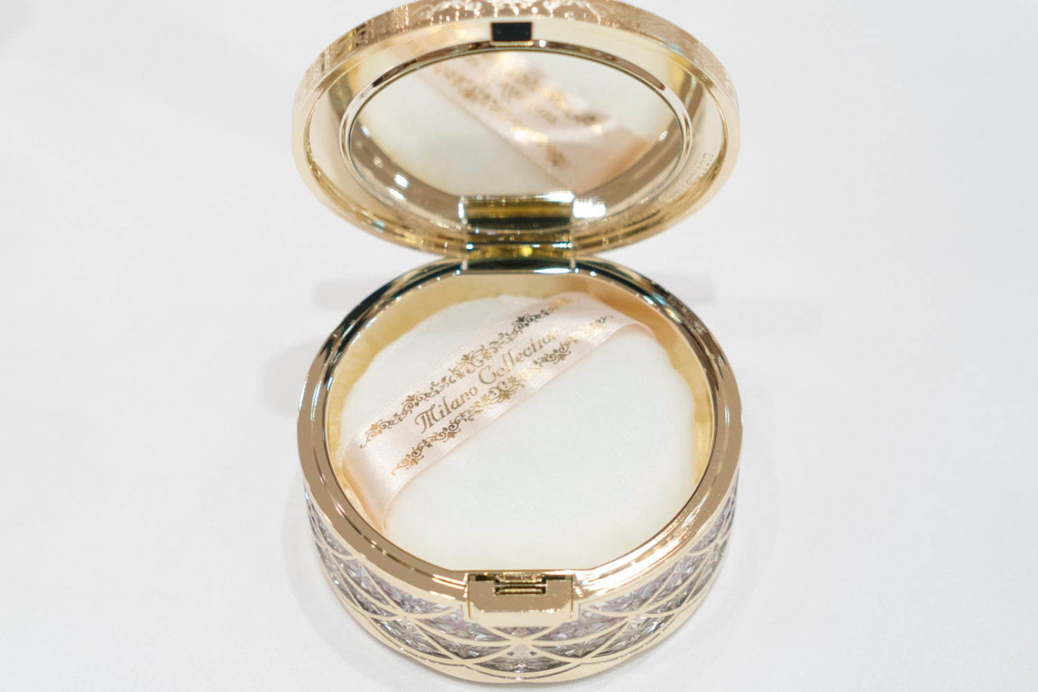 カネボウ化粧品 ミラノコレクション2020、煌めくステンドグラス×天使を