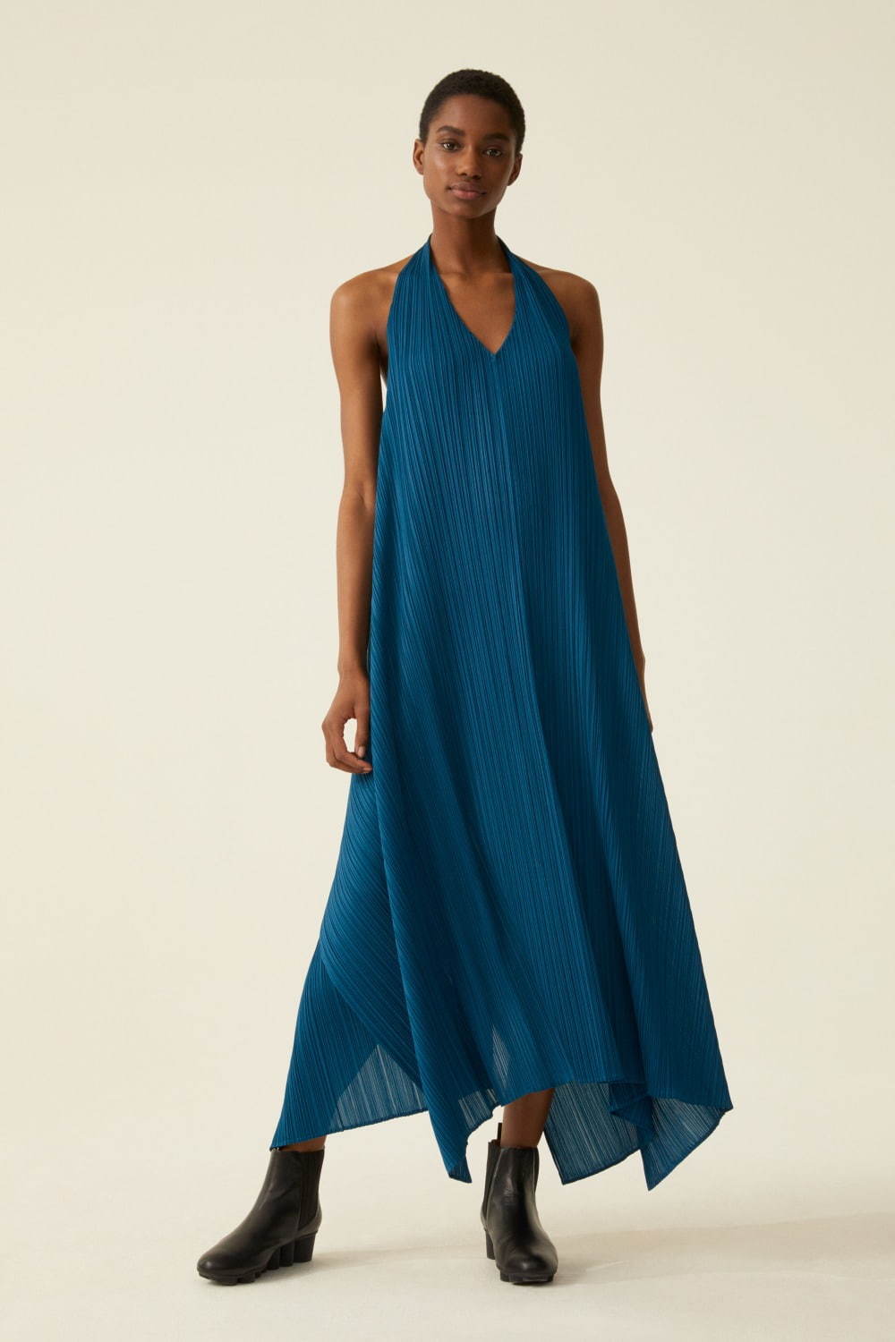 プリーツ プリーズ イッセイ ミヤケの“プリーツが躍る”新作ワンピース