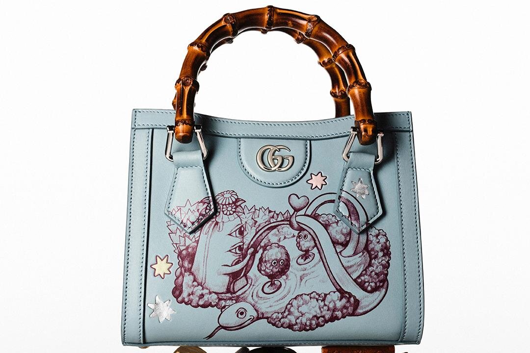 グッチ、ヒグチユウコが描く“魔法の森”ハンドバッグ＆ドレス姿の猫キー