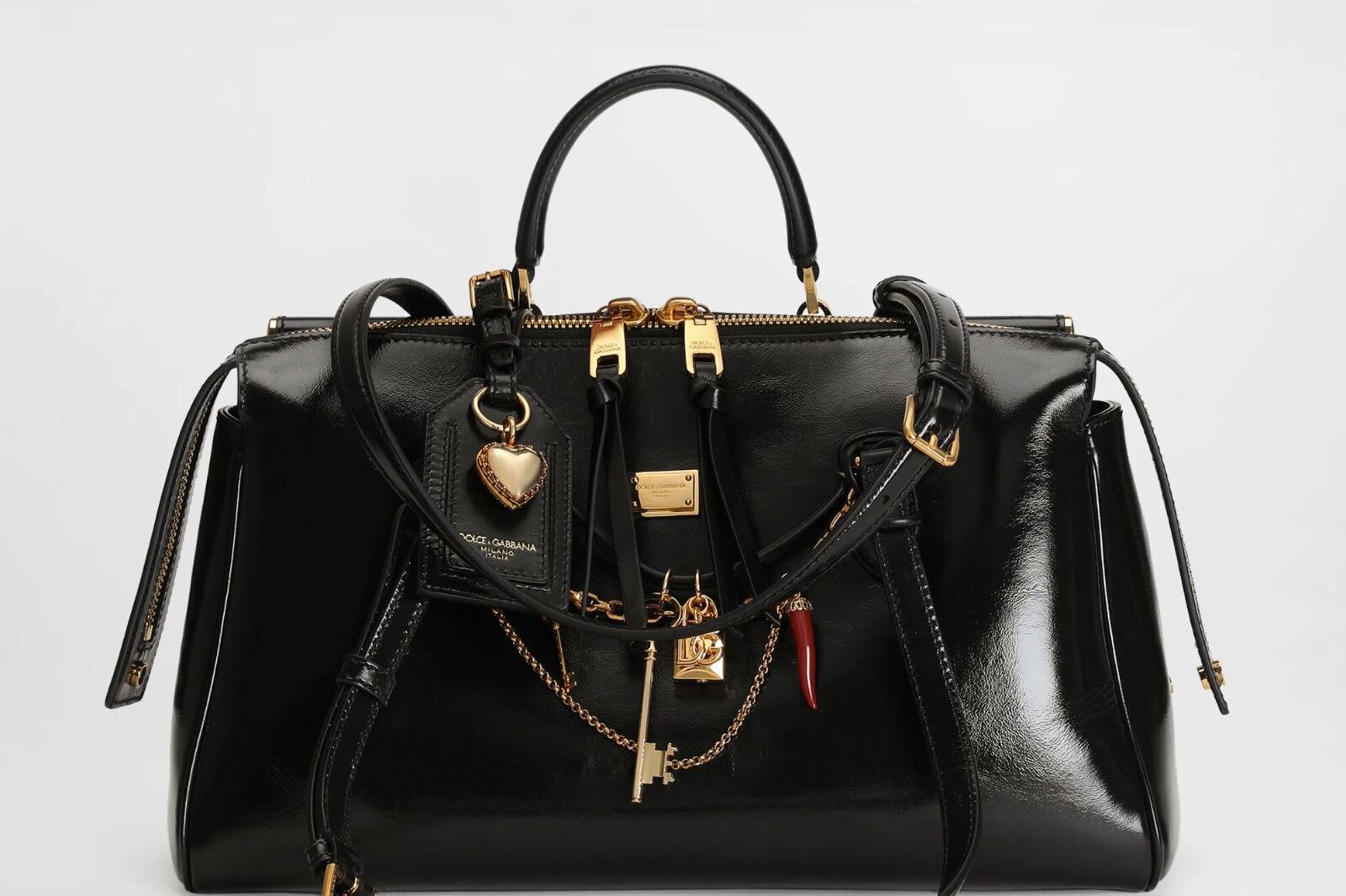 ドルチェ＆ガッバーナ“ハートと鍵”チャームを飾った光沢レザーバッグ