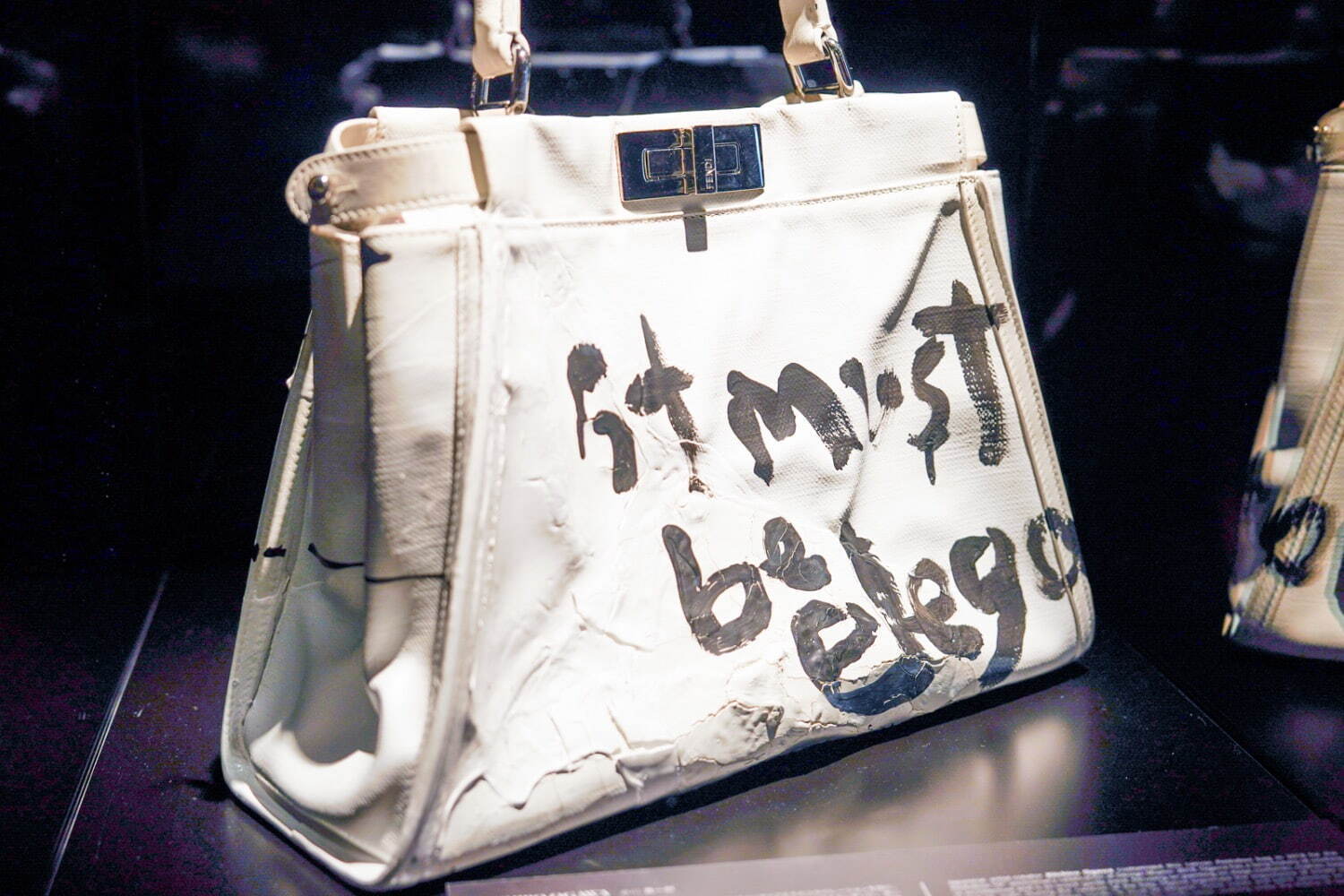 フェンディ「ハンド・イン・ハンド」展が表参道で、伝統工芸技術を駆使