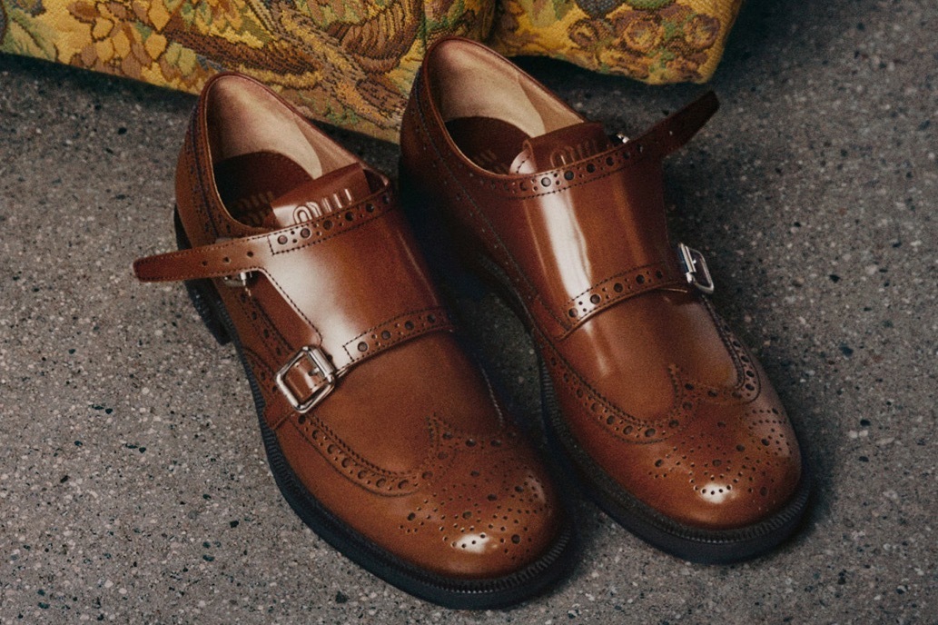 チャーチ X ミュウミュウのレザーシューズ、“丸みのあるフォルム”の