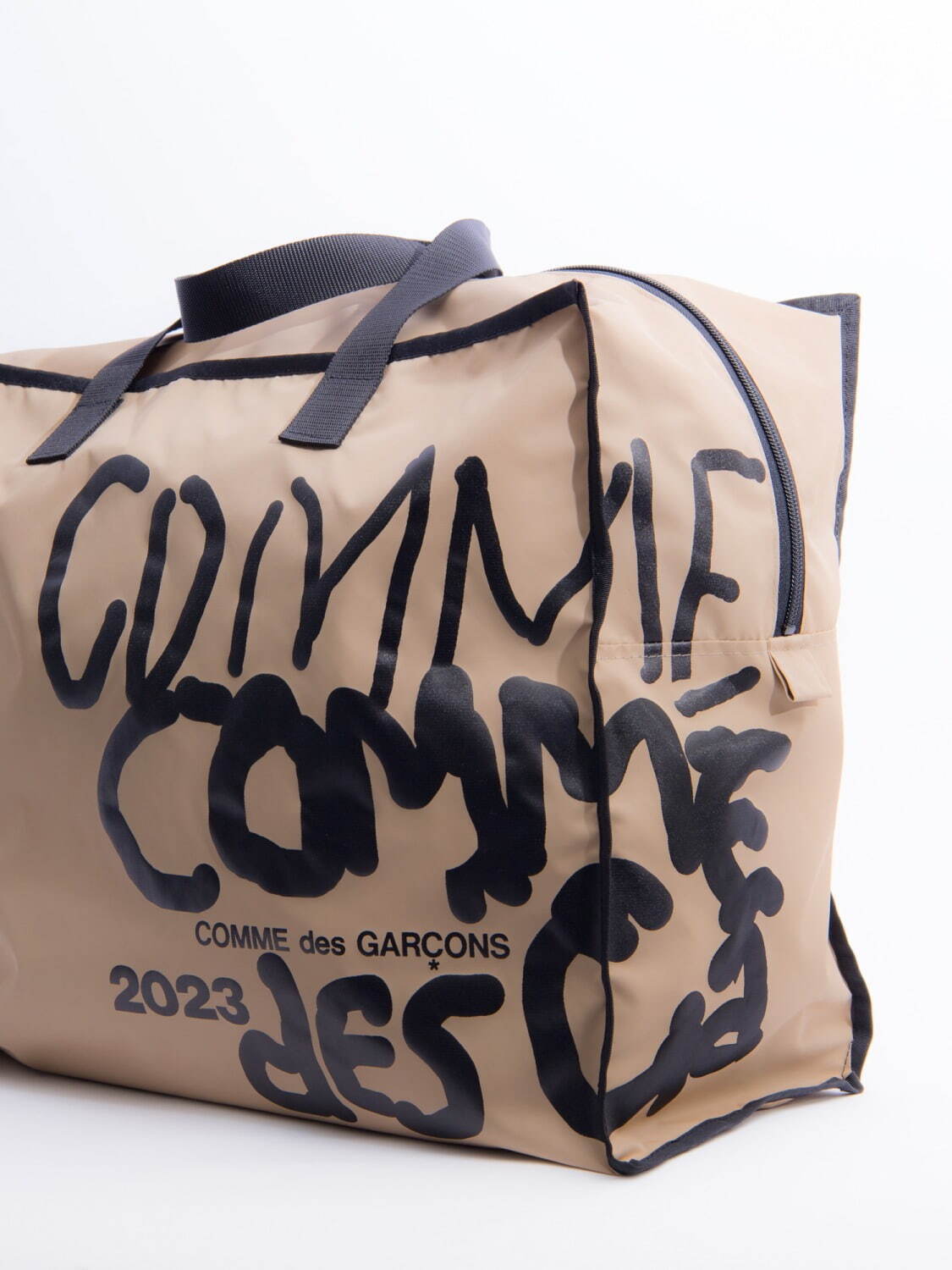 コム デ ギャルソンより「メッセージ ショッピング バッグ」ブラック