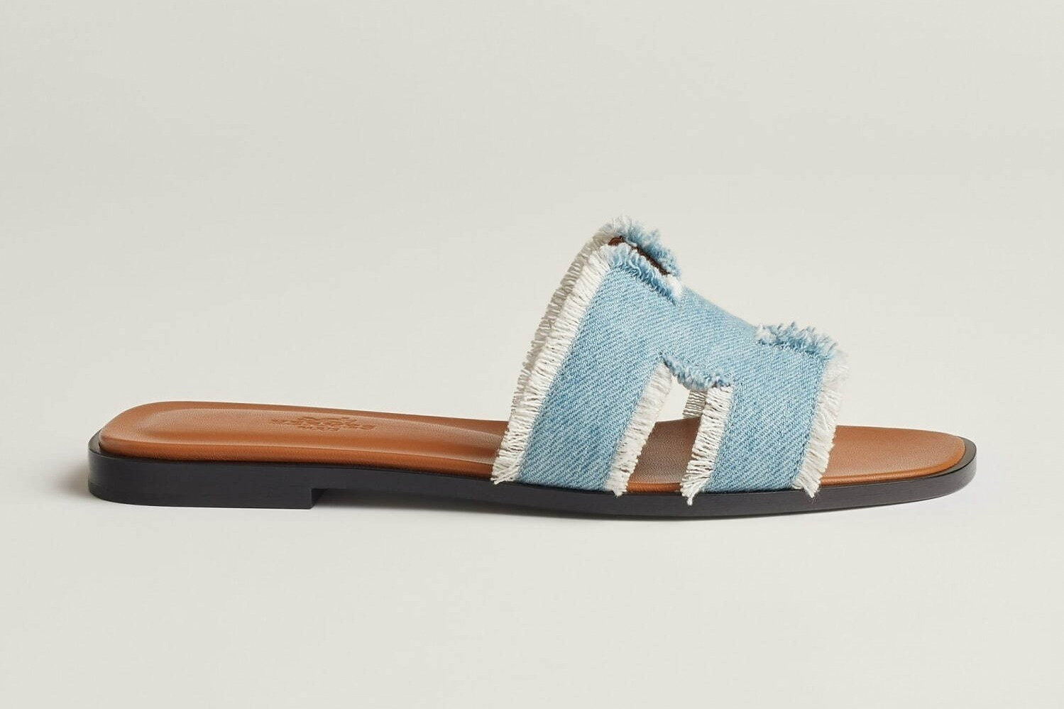 エルメス24年春夏レディースシューズ、爽やかデニム素材のサンダル