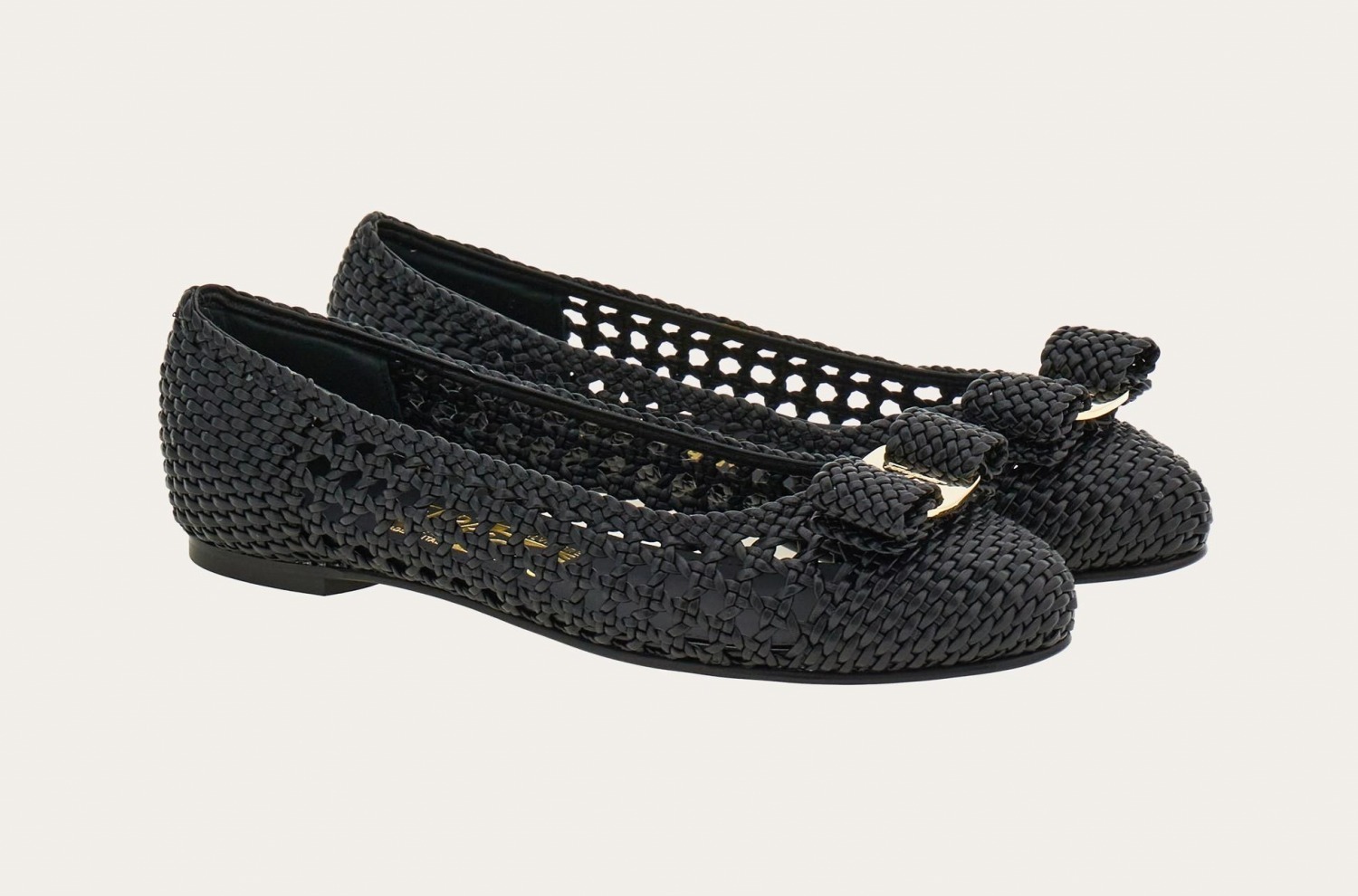 フェラガモのシューズ「ヴァラ」「ヴァリナ」に“編み上げレザー×リボン