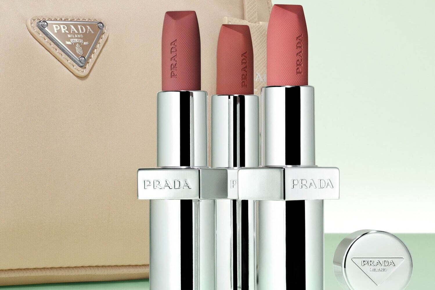 プラダ ビューティ」伊勢丹新宿店オープン、レザー＆ナイロン質感の