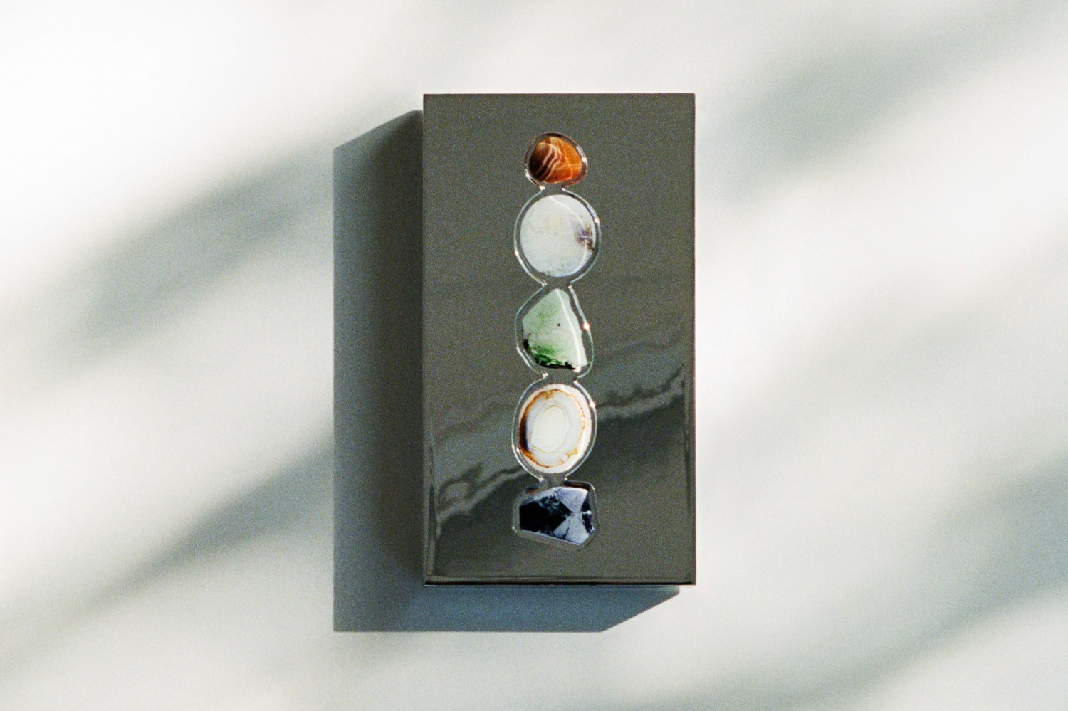 バイレード24年夏コスメ、“太古のミネラルストーン”着想18色アイパレ