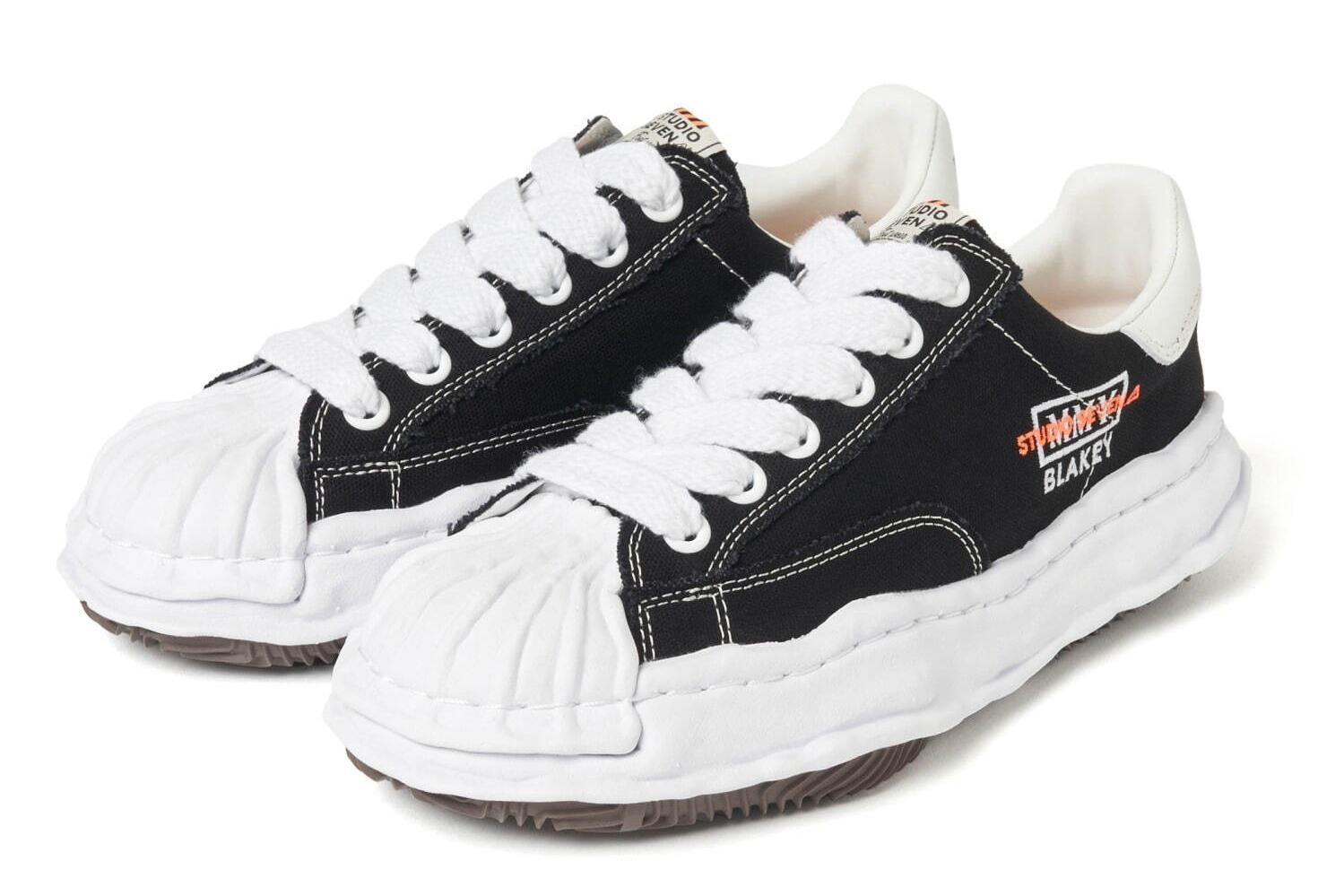 スタジオ セブン×メゾン ミハラヤスヒロのスニーカー「ブレイキー