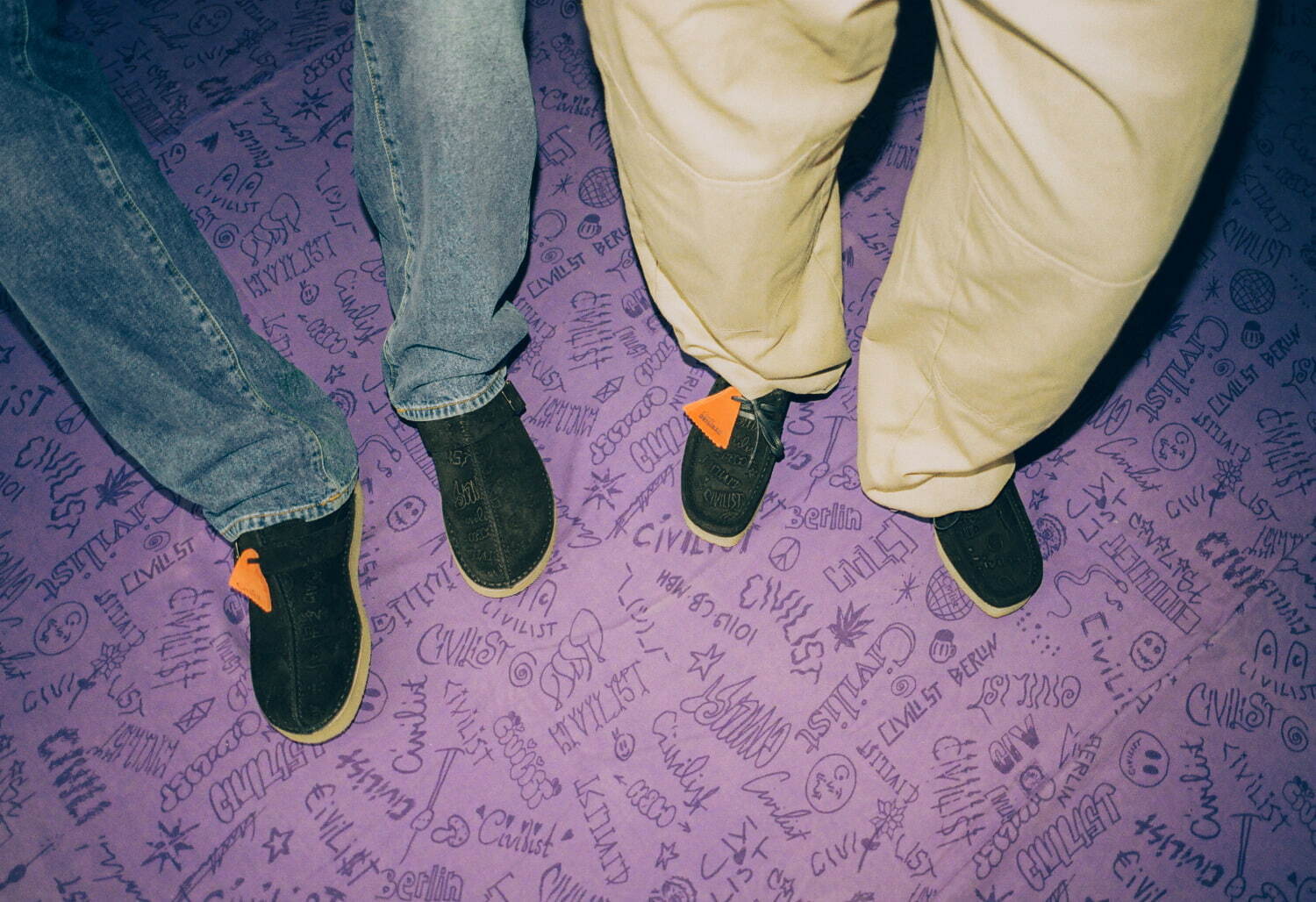 クラークス オリジナルズ“落書き風”デボス加工入り「ワラビー