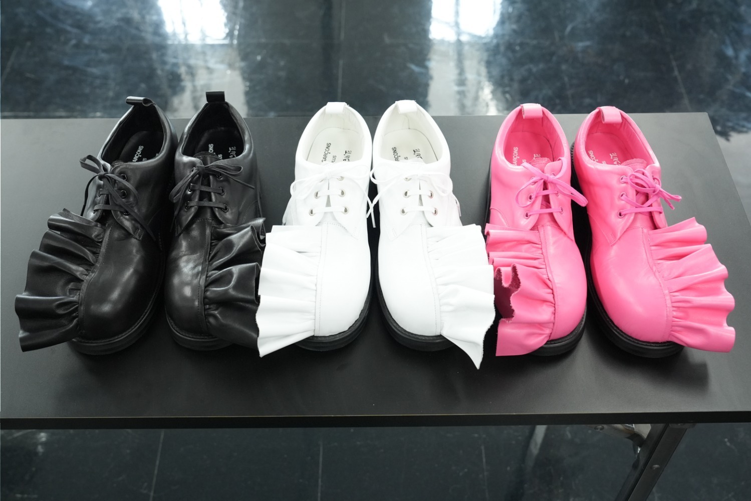 コム デ ギャルソン・オム プリュス×キッズ ラブ ゲイト、革の“フリル