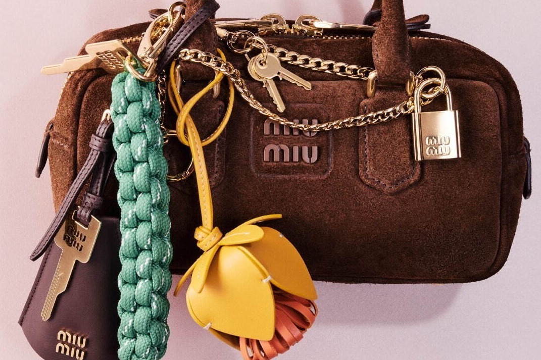 ミュウミュウのアイコンバッグ「アルカディ」スエードの新作、マイクロ