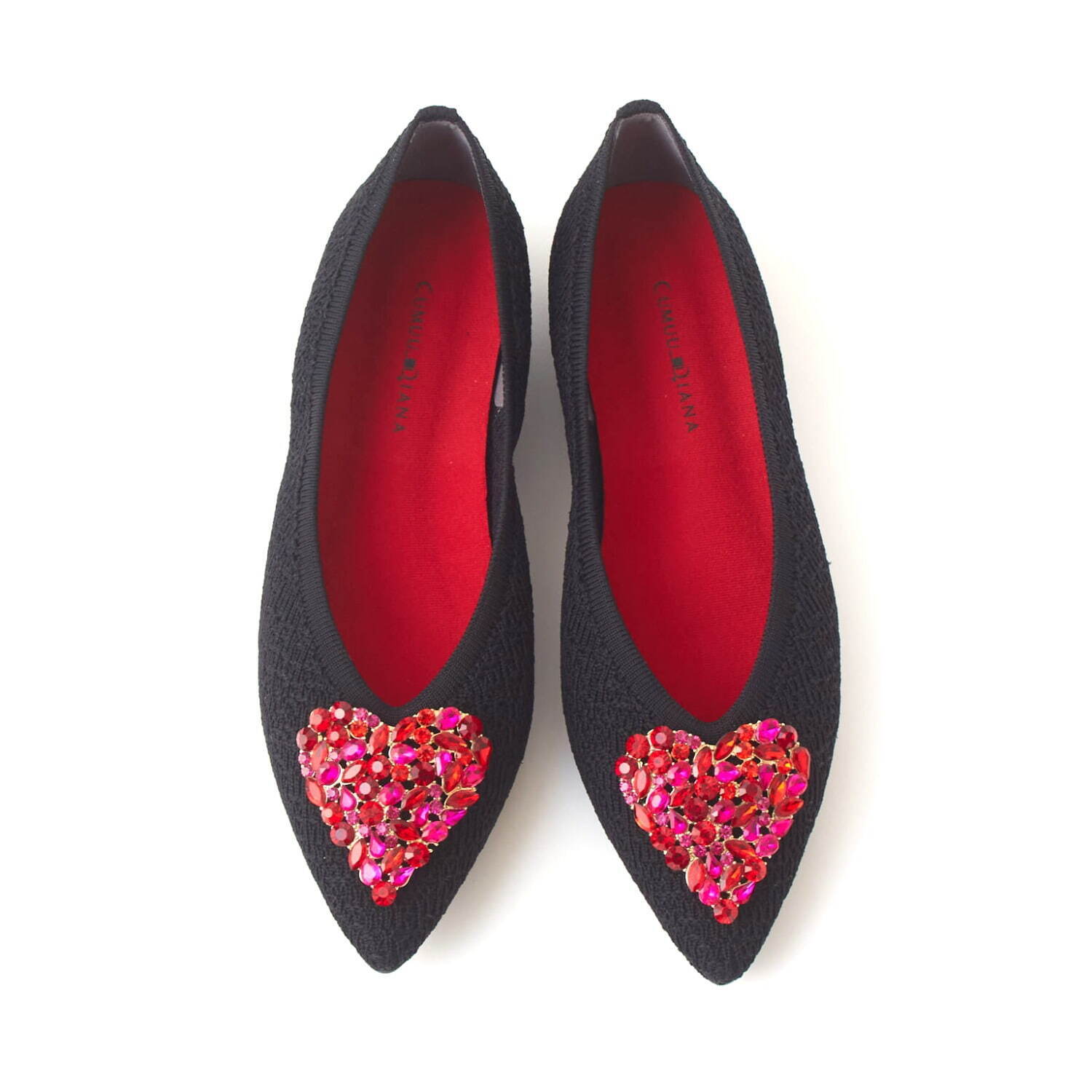ハートビジュー”輝くフラットパンプス、ダイアナのニットシューズ