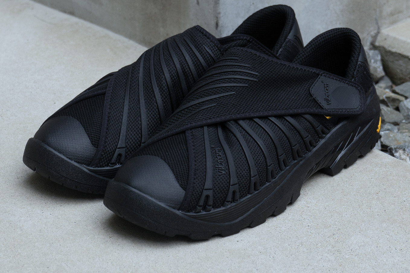 レインメーカーの“風呂敷”着想スニーカー、甲を包み込むクロスベルトの