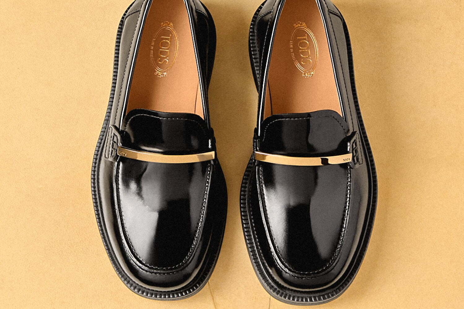 トッズ24年秋冬、ミニマルなレザーローファーやスリット入りレザー