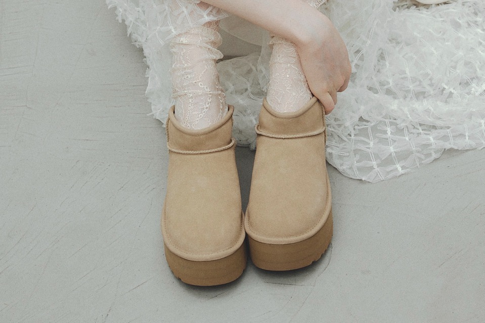 スナイデル / UGGの厚底ショートブーツ、柔らかなライトベージュの限定