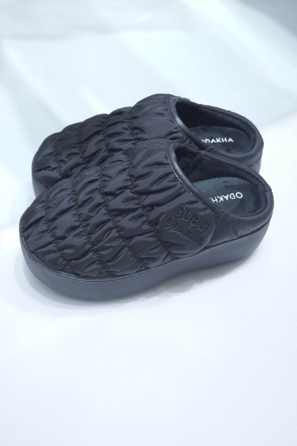 オダカ×スブの厚底サンダル、“ギャザー＆フレアーニット”着想のリボン