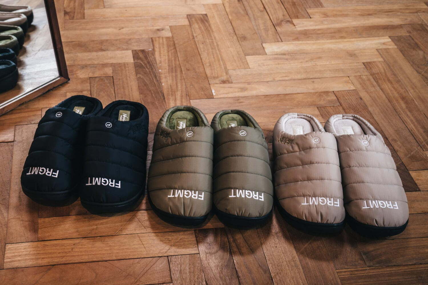 ナンガ×スブ×フラグメントの秋冬サンダル、防水透湿素材用いたロゴ入り