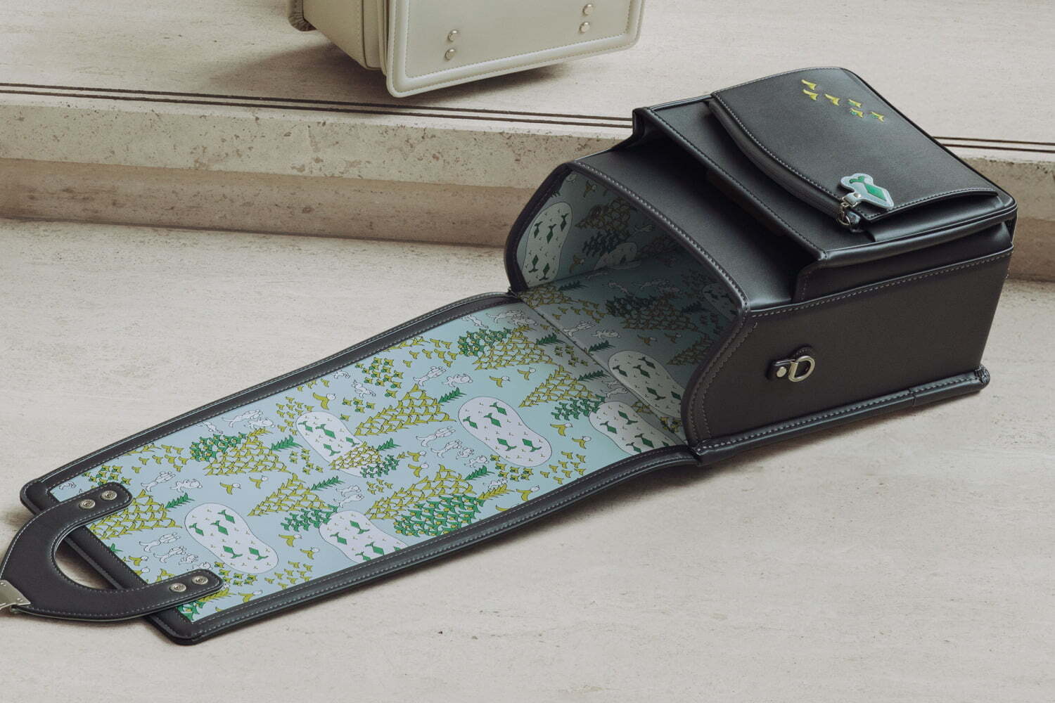 土屋鞄製造所×ミナ ペルホネンのランドセル、“翼”モチーフの描きおろし