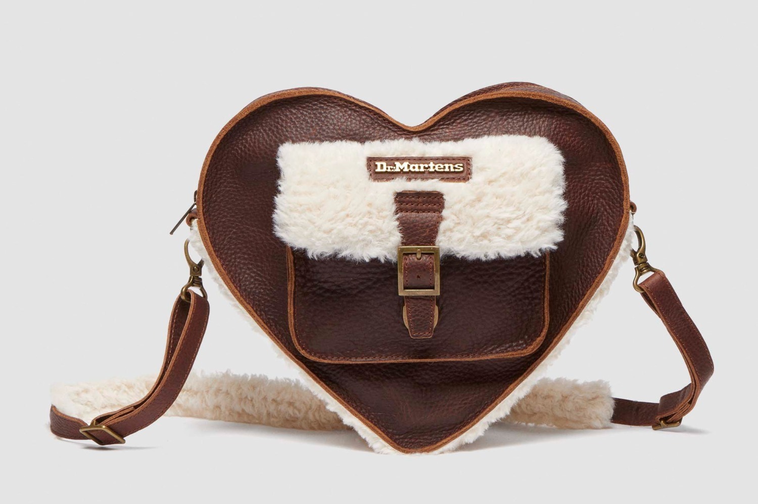ドクターマーチン「ハート バッグ」もこもこ素材の24年クリスマス仕様