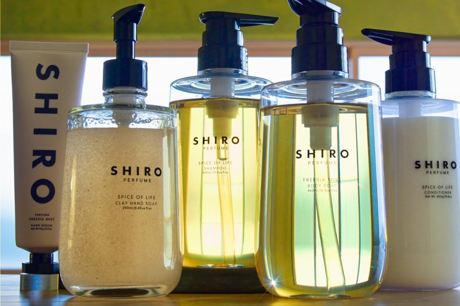 SHIRO24年冬ボディケア、スパイシーローズ香るシャンプー＆花々が香り