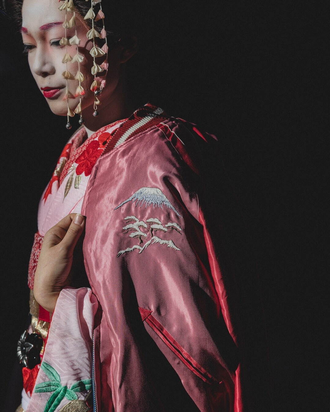 テーラー東洋“舞妓”刺繍のスカジャン、桜咲き誇る春＆雪降る冬デザイン