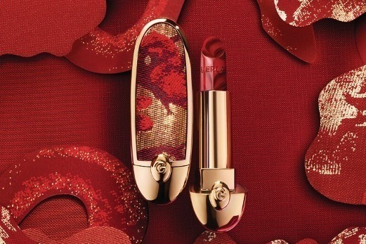 ゲラン25年干支“ヘビ”着想春コスメ、マーブル模様のレッドリップ＆蛇