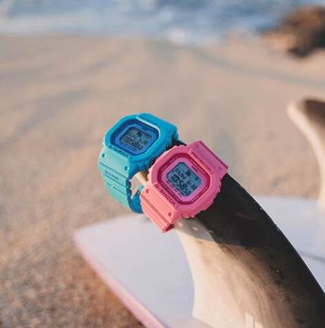 G-SHOCK“ハワイの花々”着想デジタル腕時計、夏に映えるブルー＆ピンク