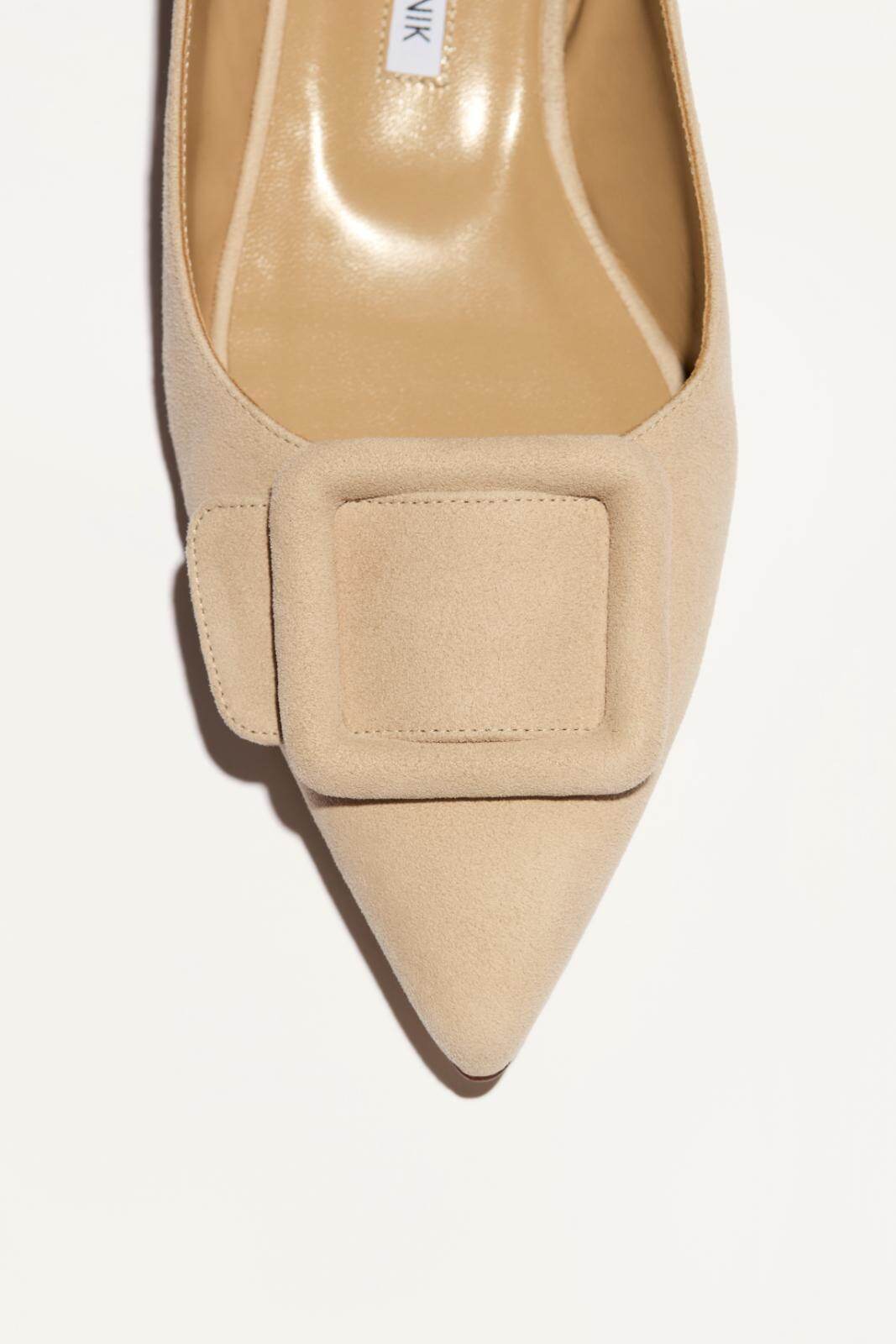 マノロ ブラニク“大胆スクエアバックル”のフラットシューズ、鮮やか