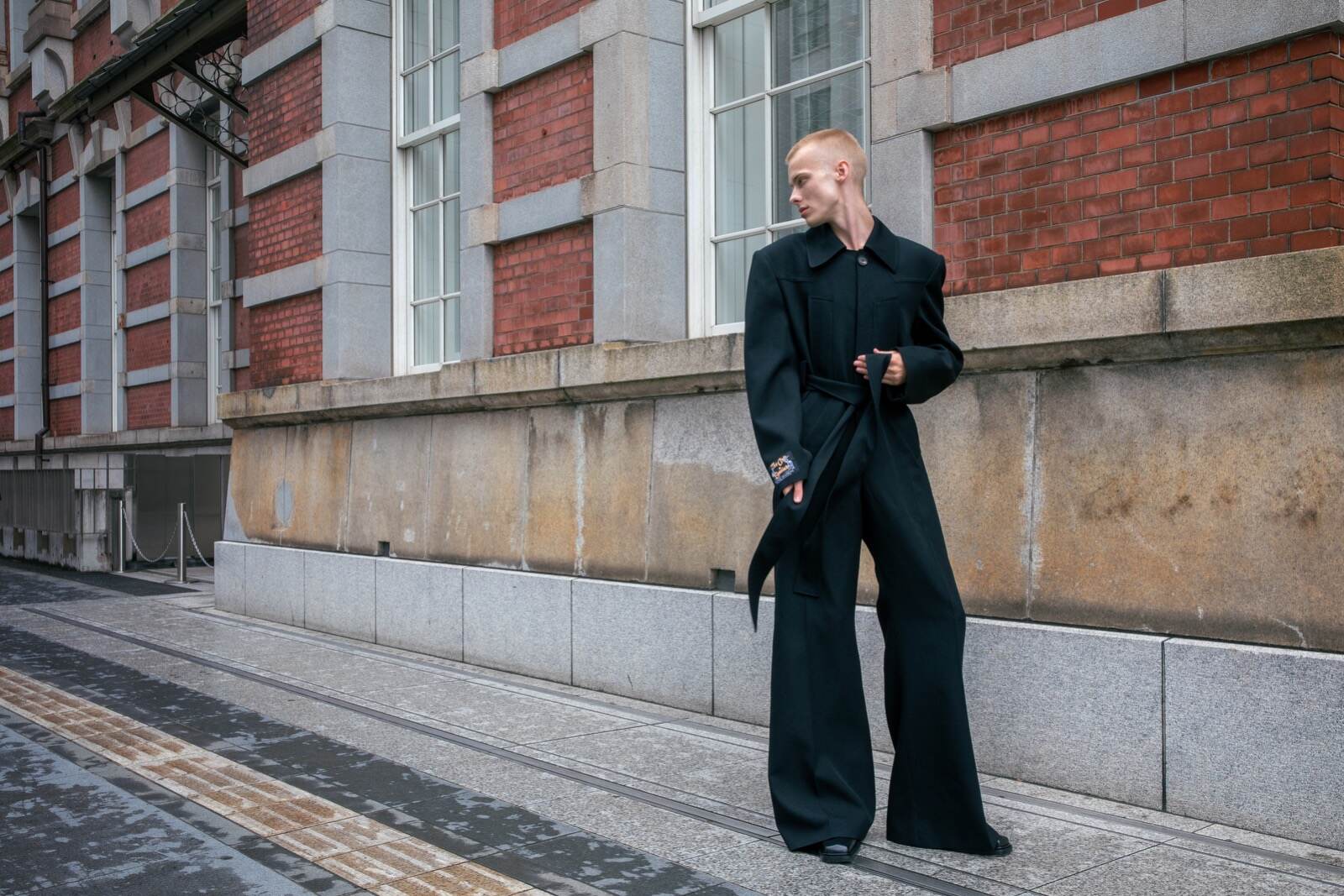 エゴンラボ“流麗シルエット”のウールジャンプスーツ、アディッション