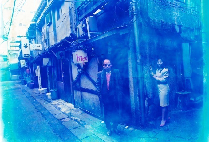 写真家・荒木経惟の映像作品を書籍化した写真集『青ノ時代/去年ノ夏