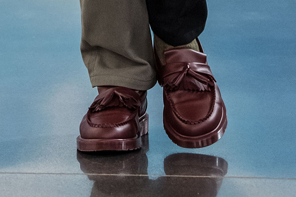 ゴーシャ ラブチンスキー×ドクターマーチン、タッセル付きローファー