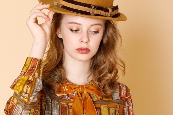 ジェーンマープル”本棚”モチーフのワンピース＆ブラウス発売