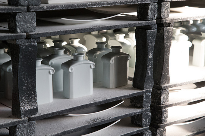 ゲラン、有田焼ボトルの香水「フォール フラワーズ」秋の花を纏った