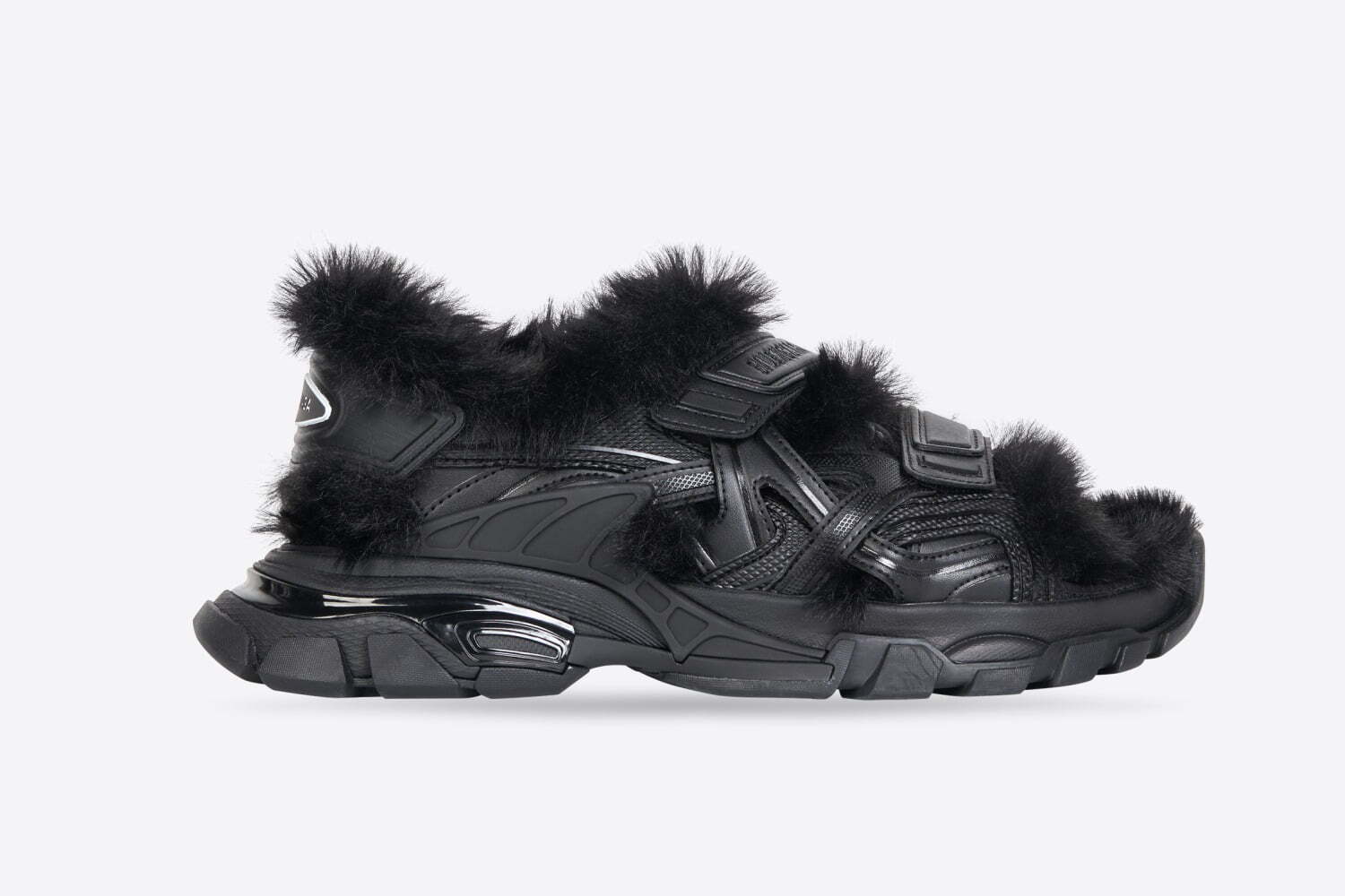 バレンシアガのスニーカーライン「トラック」にフェイクファーを施した