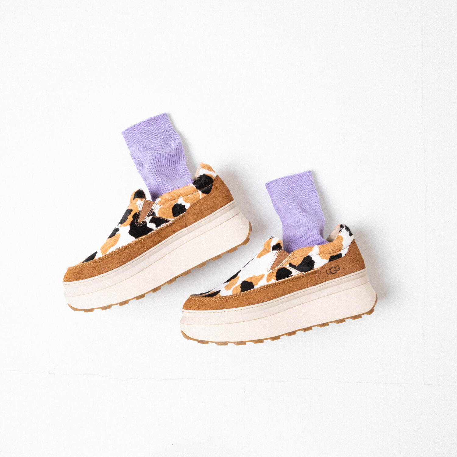 UGGから“牛柄”の新作シューズ、ふわふわシープスキンブーツや厚底