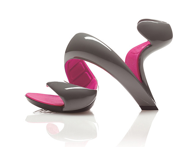 シューズ界の革命「モヒート」 - ジュリアン・ヘイクスの”底のない靴