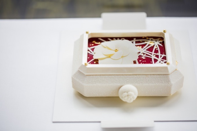 ベージュ アラン・デュカス 東京、シャネルの腕時計「プルミエール」を