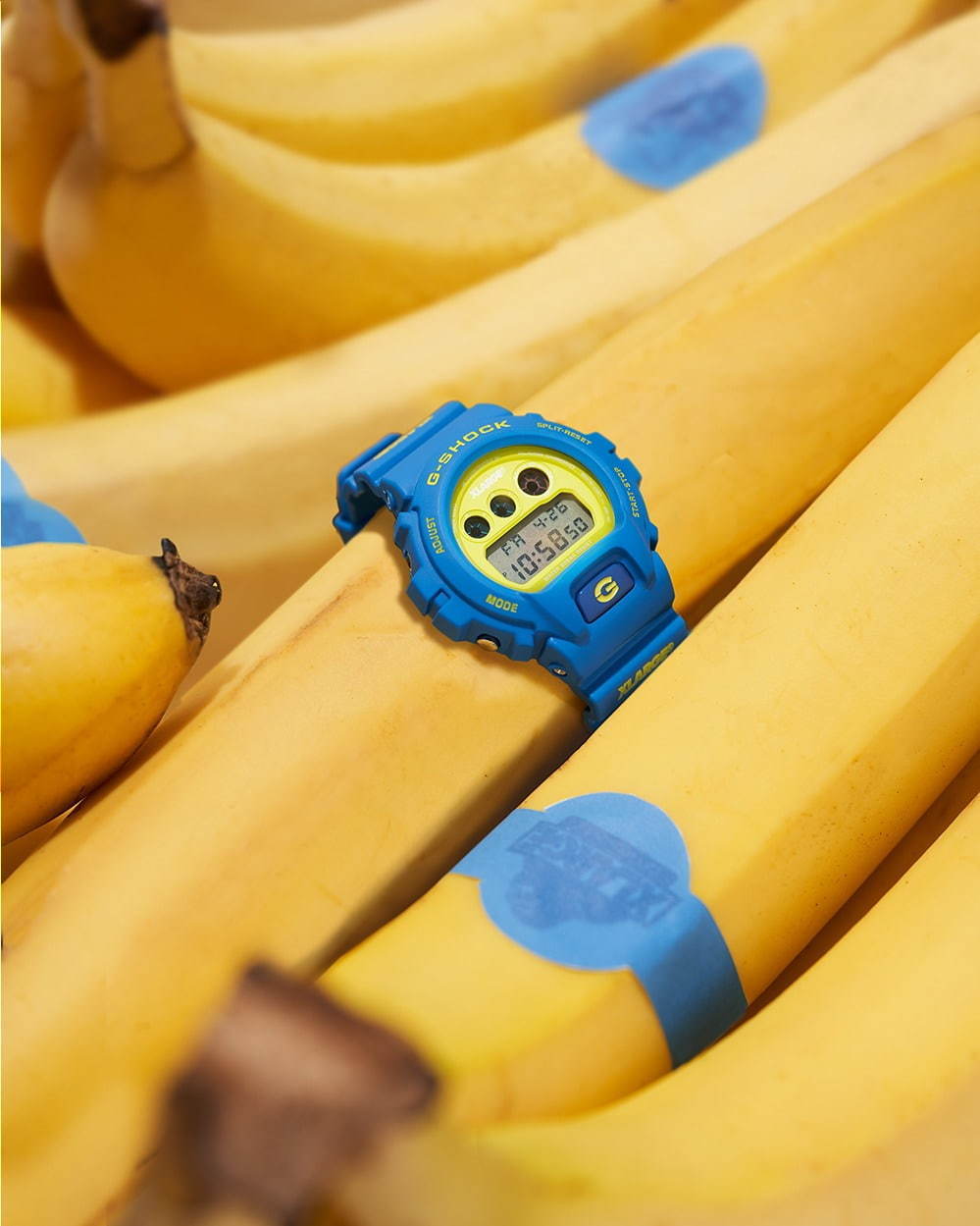 G-SHOCK×XLARGEの腕時計「DW-6900」青×黄の鮮やかなコントラストカラー