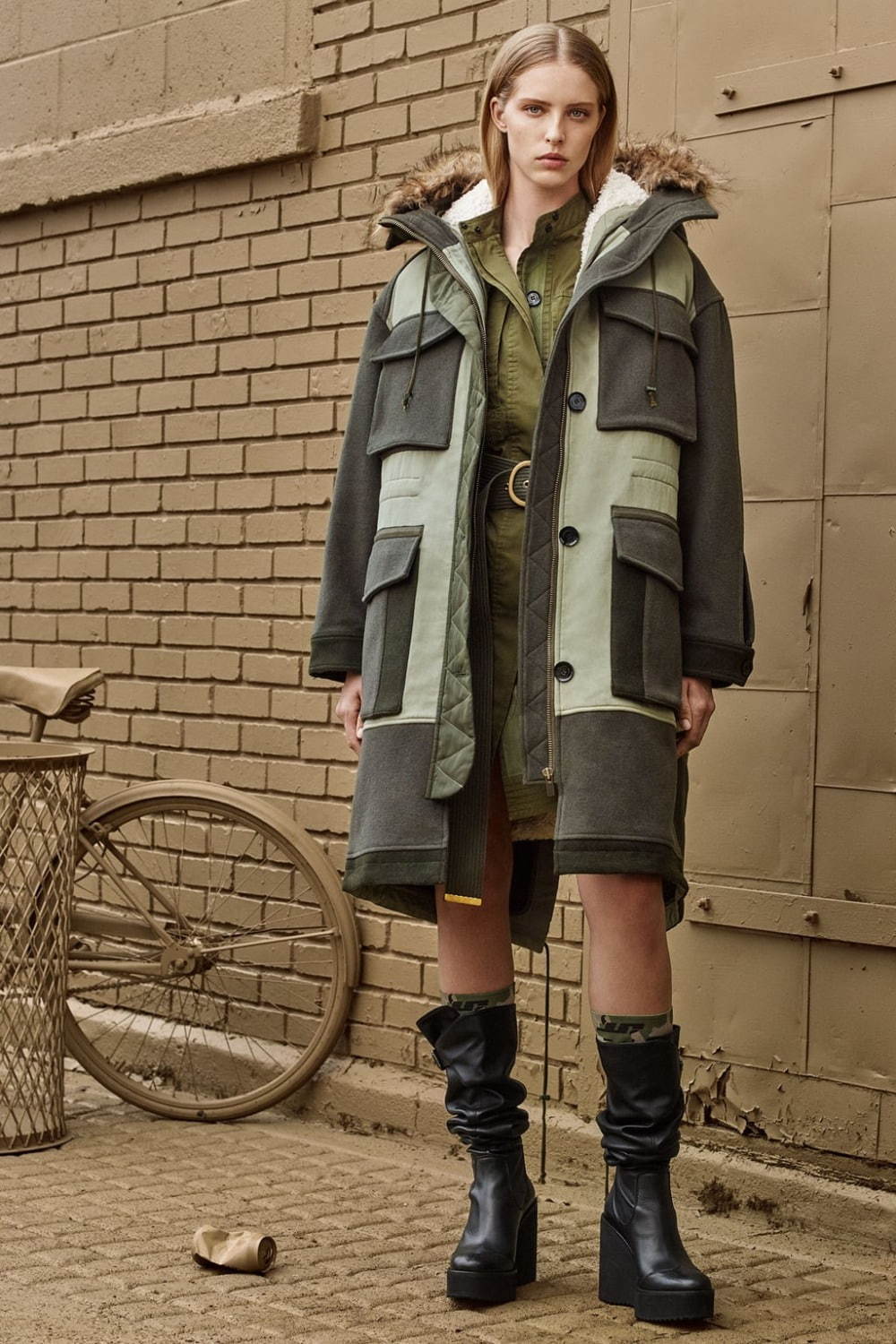 ZARA“ミリタリーウェア”にインスパイアされた新作、デニムジャンプ